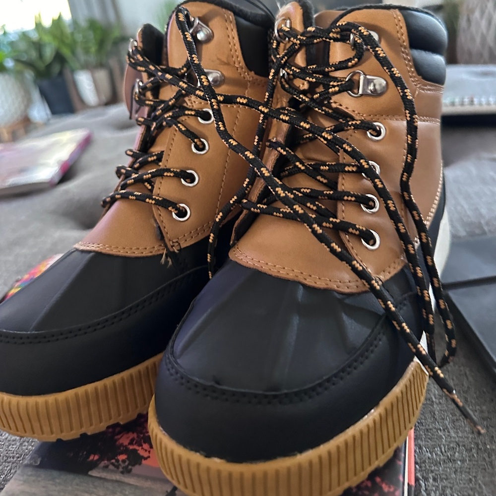 Wonder nation duck boots size 3